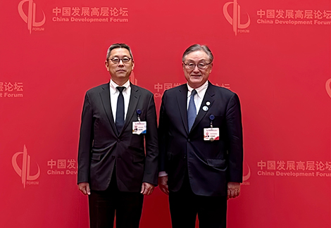 日立 取締役會長 代表執行役 東原敏昭（右）日立 執行役常務 中國總代表 明田篤彌（左）