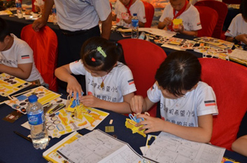 圖片：小學生們認真地用拼圖工具拼圖 