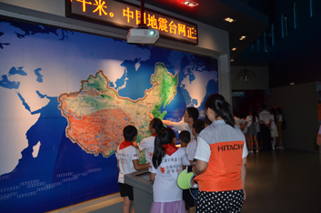 圖片：小學生們被神奇的地球地貌深深吸引