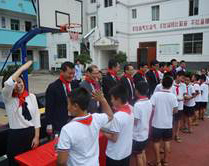 圖片：小學(xué)生們認(rèn)真地用拼圖工具拼圖 