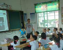 圖片：小學(xué)生們被神奇的地球地貌深深吸引