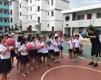 圖片：小學(xué)生們被神奇的地球地貌深深吸引