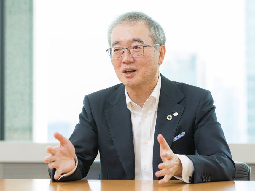 寫真：株式會社 日立制作所 執行役社長兼CEO 小島 啟二